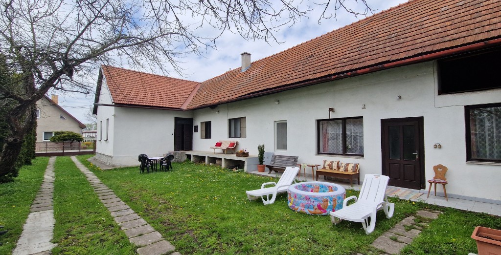 Vonkajšie vybavenie - Dvor s bazénom